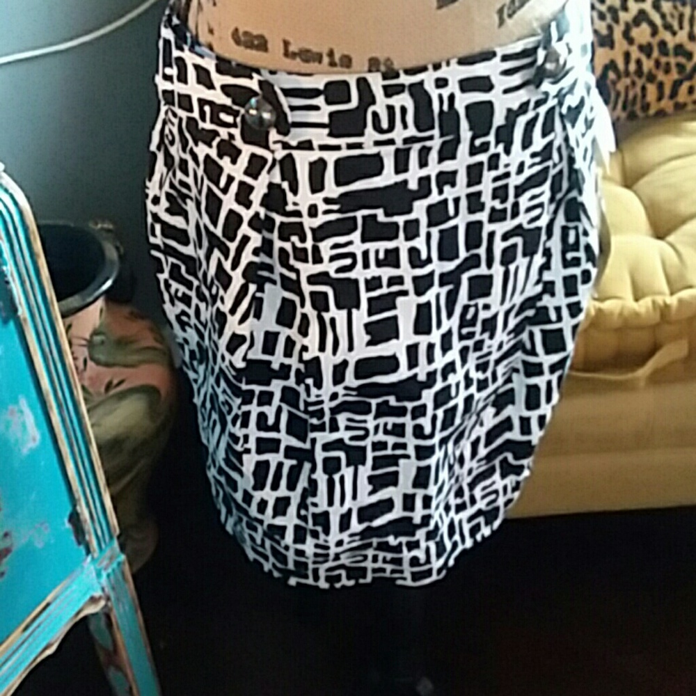 CHRISTMAS PRESENT SASSY BLACK WHITE SKIRT ⚫⚪